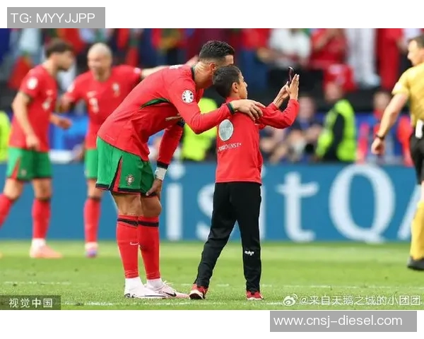 南京小球迷激情直播足球比赛展现青春活力与团队精神 南京小球迷激情直播足球比赛展现青春活力与团队精神