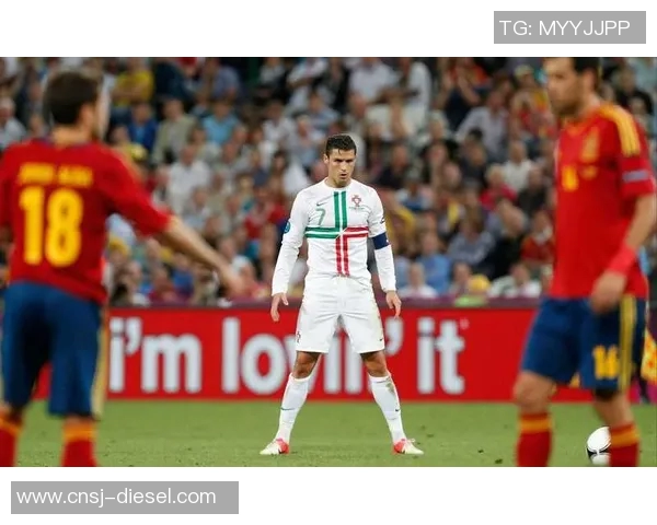 球迷疯狂冲进场内抢C罗球衣引发热议欧冠赛场奇观